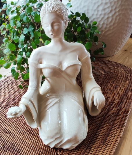 Jeune femme agenouillée
